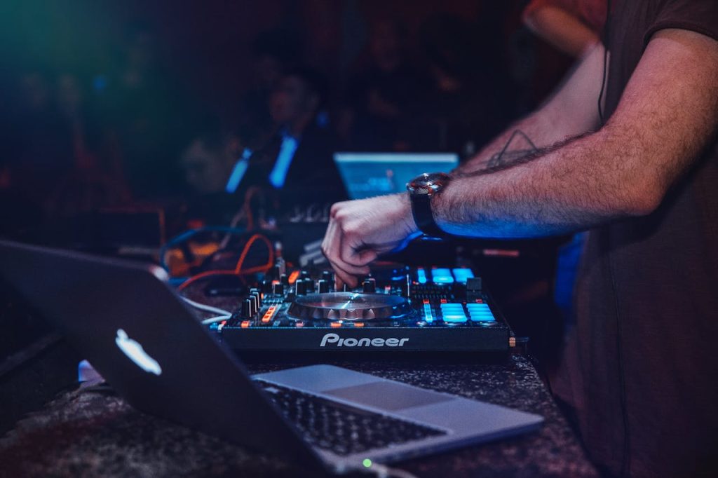 Tre fordele ved at booke en DJ til julefrokosten